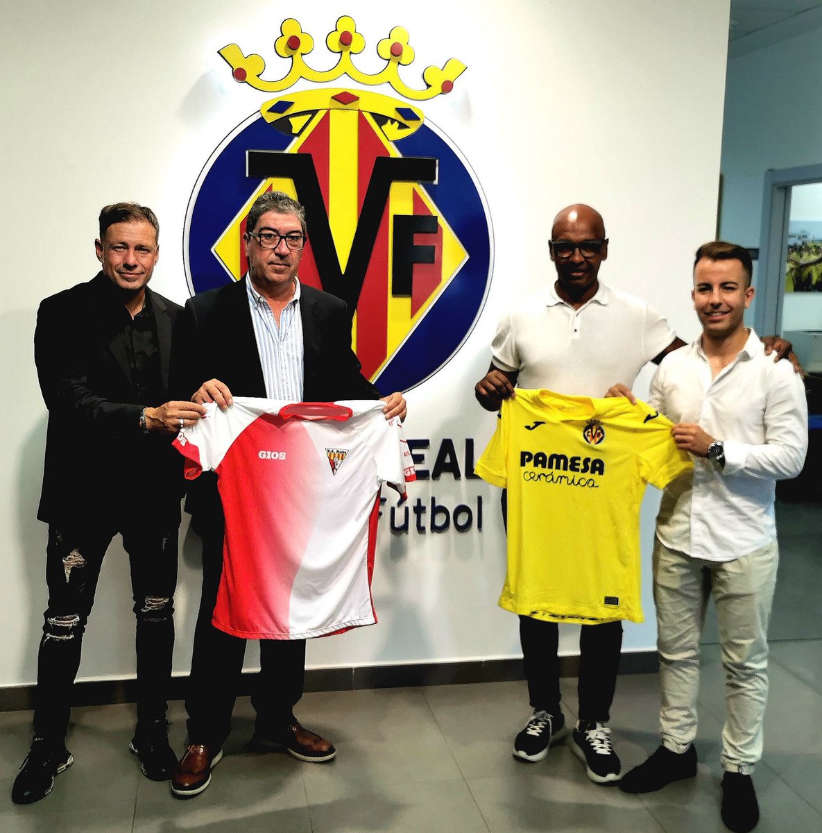 🆕✍🏽🗞 𝐏𝐑𝐄𝐌𝐒𝐀 | La Unió Esportiva Rubí i el <a href="/VillarrealCF/">Villarreal CF</a> - @villarrealcf11 amb el seu acord de col•laboració! 👏🏽⚽️

➡️ villarrealcf.es/noticias/futbo…

𝑬𝒏𝒅𝒂𝒗𝒂𝒏𝒕! 🔥