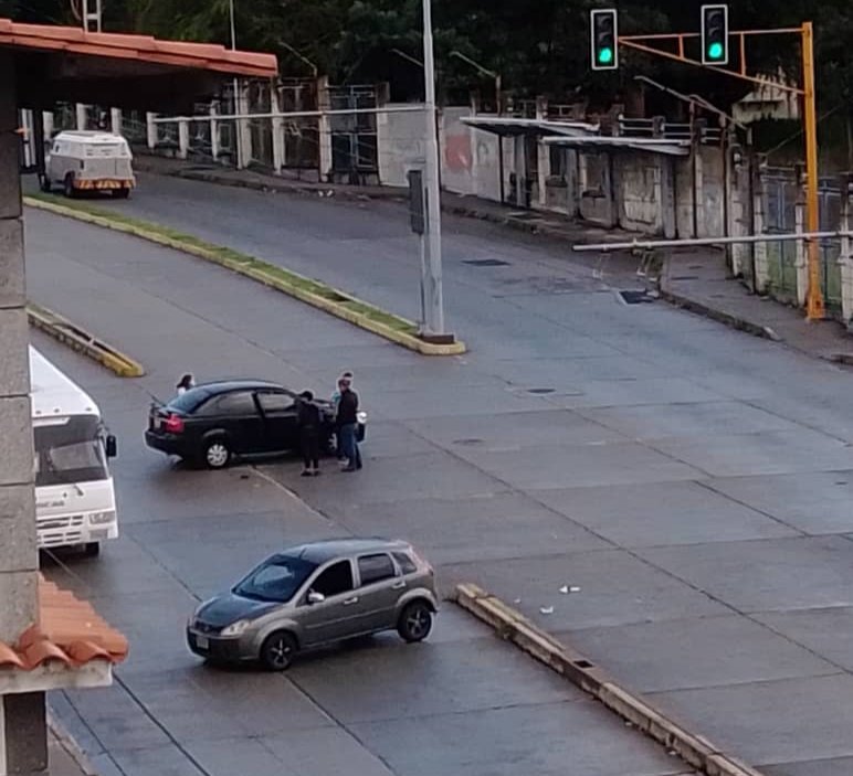leoperiodista's tweet photo. #21Dic...#Mérida..Reportan hechos vial en Avda Don Tulio Febres, semáforo de los tanques de agua..8:10am https://t.co/q1Bs41050V
