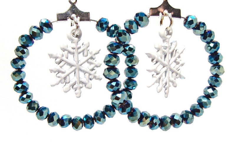 Teal Crystal Rondelle Hoop Earrings w White Snowflakes: etsy.com/listing/155933… #hoopearrings #tealearrings #crystalrondelles #whitesnowflakes #snowflakeearrings #snowflakejewelry #winterjewelry #NewYearsEve  #sparkle #bling #giftsforher #etsyhandmadejewelry #etsy #shopsmallbiz