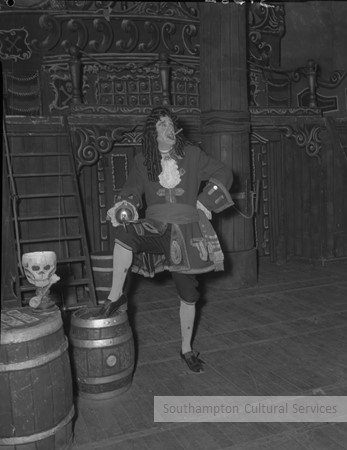 SotonStories's tweet photo. HE’S BEHIND YOU! 
Peter Pan started as a play in 1904 and was later given the full #pantomime treatment!
This year @MASTStudios have been on a magical musical journey to Neverland!
📷Peter Pan at Gaumount Theatre Southampton (@mayflower) 1964
#OhNoItsNot #OhYesItIs #BoxingDay https://t.co/U0Y42rpg3W