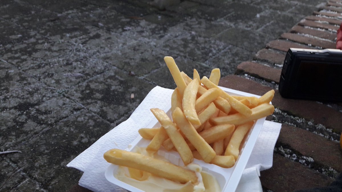 strandje's tweet image. Hoera de kiosk van .@LeistraAlex is open voor take away.