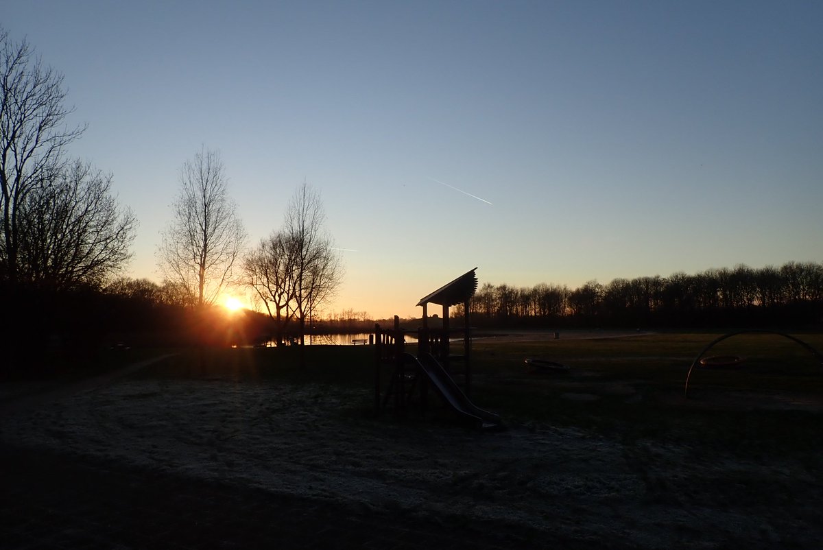 strandje's tweet image. Hoera de kiosk van .@LeistraAlex is open voor take away.