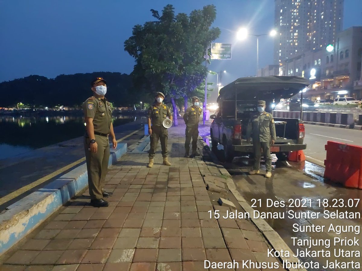 OjoPriok's tweet photo. Petugas Satpol PP Patroli di lokasi danau sunter, dalam keadaan aman terkendali
@aniesbaswedan @SatpolPP_DKI @RadioElshinta https://t.co/9pDDeCTrEG