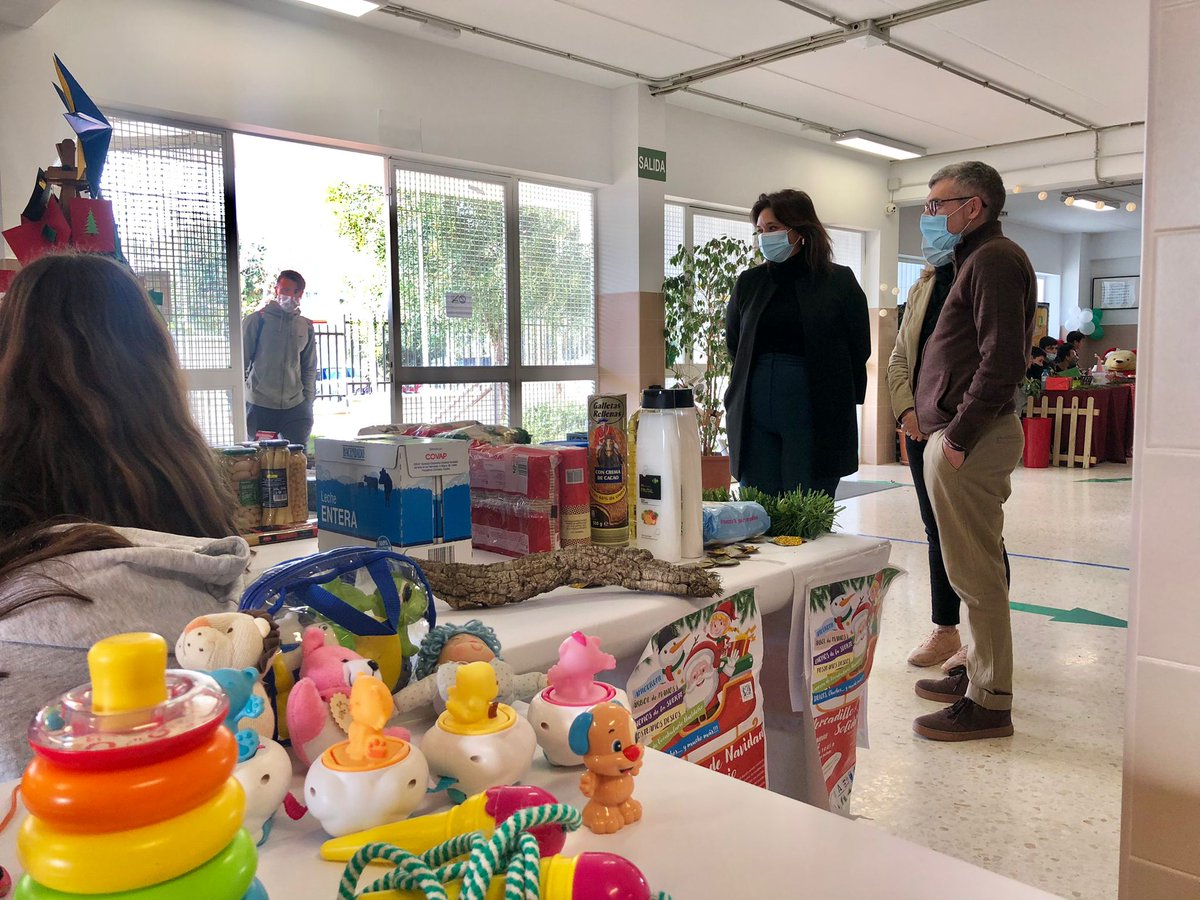 Torremolinos_On's tweet photo. La alcaldesa @margadcm, acompañada por el concejal Francisco García Macías, ha visitado hoy el #mercadillo solidario del IES Concha Méndez Cuesta de #Torremolinos, amenizado con los villancicos interpretados por parte del #alumnado https://t.co/Zokv9JVNad
