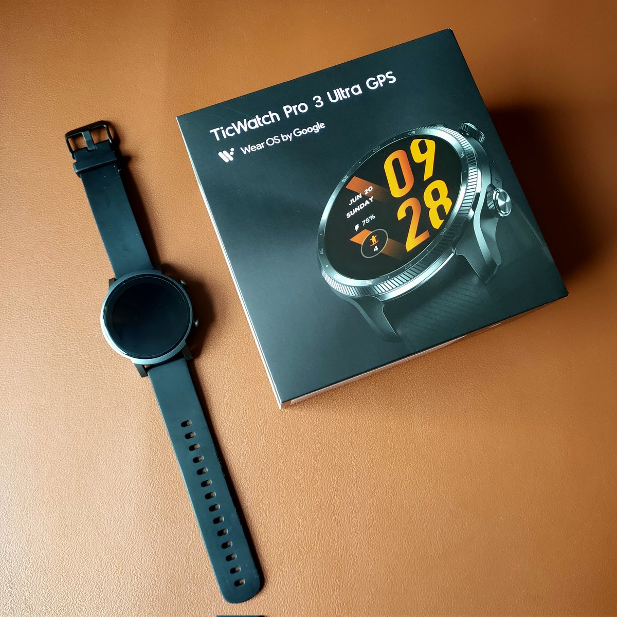 hymcode's tweet image. Thanks @Mobvoi_Official for letting me try out your new TicWatch Pro 3 Ultra GPS. Could it dethrone my TicWatch E3? 🤔