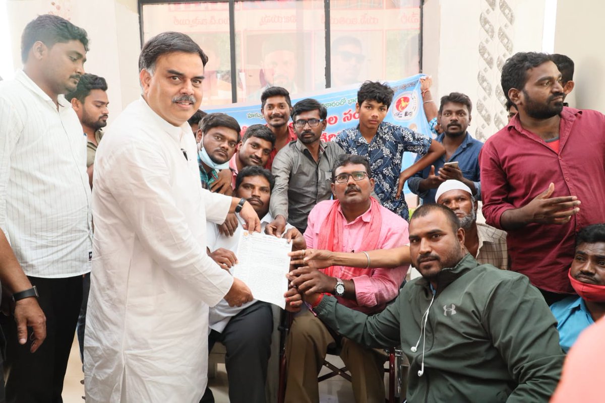 JanaSenaParty's tweet photo. కర్నూలులో వికలాంగులు తమ సమస్యలను జనసేన పార్టీ రాజకీయ వ్యవహారాల కమిటీ చైర్మన్ శ్రీ నాదెండ్ల మనోహర్ గారికి తెలియచేసి వినతి పత్రం అందజేశారు. https://t.co/qodV7HzupR