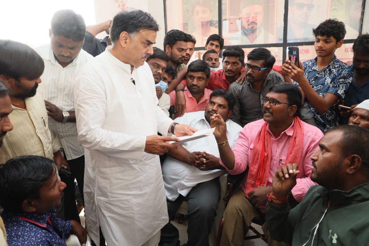 JanaSenaParty's tweet photo. కర్నూలులో వికలాంగులు తమ సమస్యలను జనసేన పార్టీ రాజకీయ వ్యవహారాల కమిటీ చైర్మన్ శ్రీ నాదెండ్ల మనోహర్ గారికి తెలియచేసి వినతి పత్రం అందజేశారు. https://t.co/qodV7HzupR
