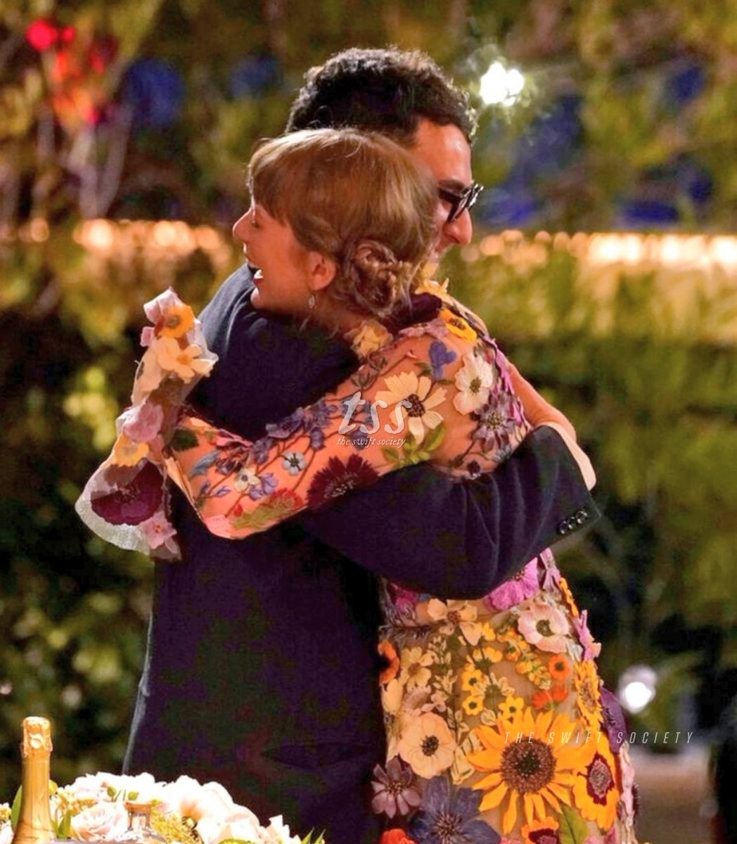 TheSwiftSociety's tweet photo. 💬| @JackAntonoff on the success of "All Too Well (10 Min Version)" by @TaylorSwift13

"The lesson from that isn’t to go make a 10 minute song, the lesson from that is don’t 𝘧𝘶𝘤𝘬𝘪𝘯𝘨 listen to what the industry says. I mean, it happens time and time again." https://t.co/zskMQGok13