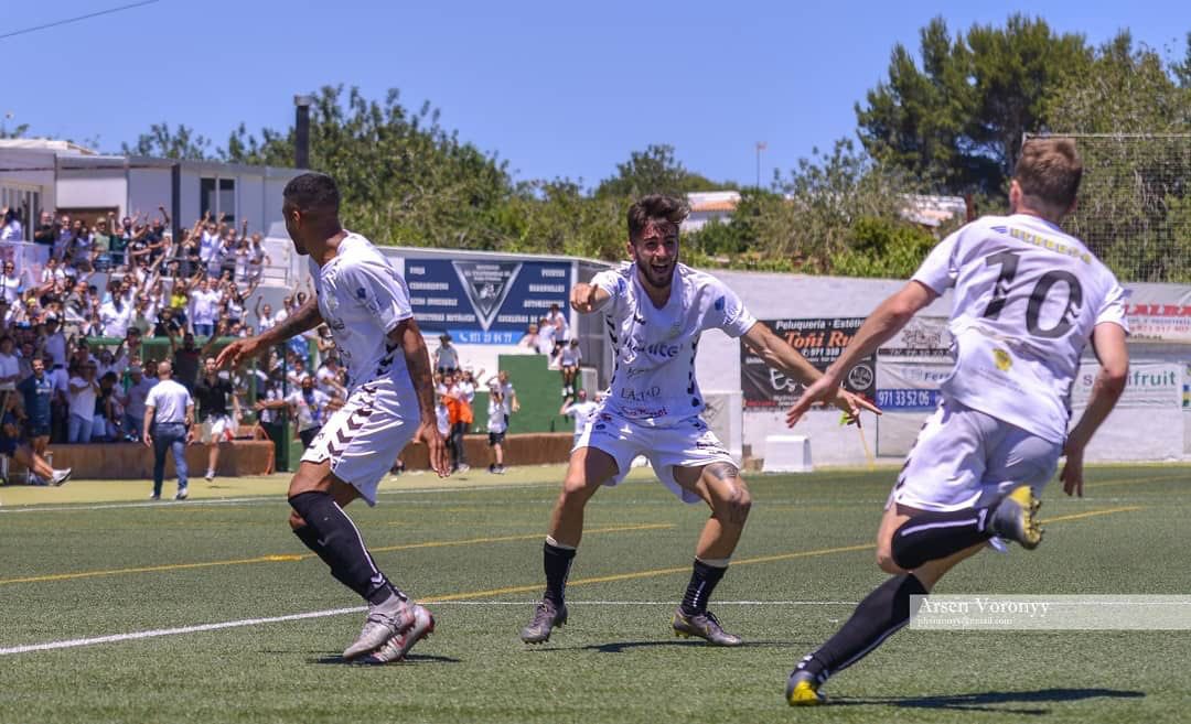 Penyadeportiva's tweet photo. ✊ Así celebró el gol del ascenso a Segunda B @Ignaciolosan ✊

🏟 Qué ganas de volver a vivir momentos como este en el Municipal 🏟

🙌 ¡Mucha suerte, @Ignaciolosan 🙌 https://t.co/Q3ZREsDXQH