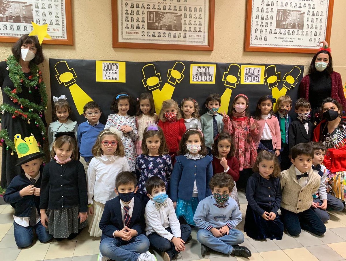 ciamariaz's tweet photo. La ceremonia del cine de Hollywood se ha celebrado hoy en nuestro cole.
Las estrellas han acudido muy elegantes a la Gala de los Oscar donde se les ha otorgado la merecida estatuilla.
#infantilcmz2021 
#festivaldenavidad3ºEI
#vivaelcinevivalacultura https://t.co/QvmXjgBJn1