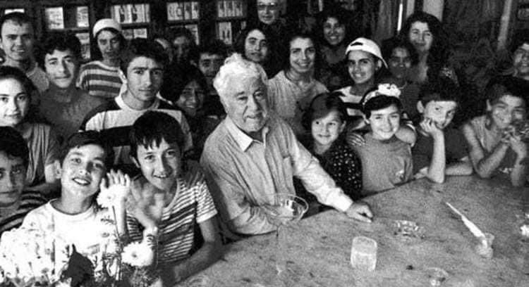 mahmutelnc's tweet photo. "Çocuklara daha iyi bir dünya bırakmak yerine, dünyaya daha iyi çocuklar bırakırsanız, sorun kendiliğinden çözülecek aslında."

Aziz Nesin https://t.co/z9ANUvOx9c