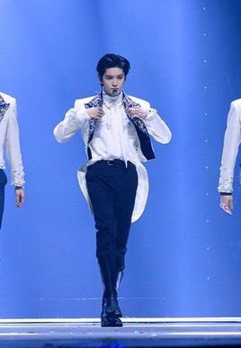 monsieurTY_'s tweet photo. King Taeyong https://t.co/f6wSwRoR10