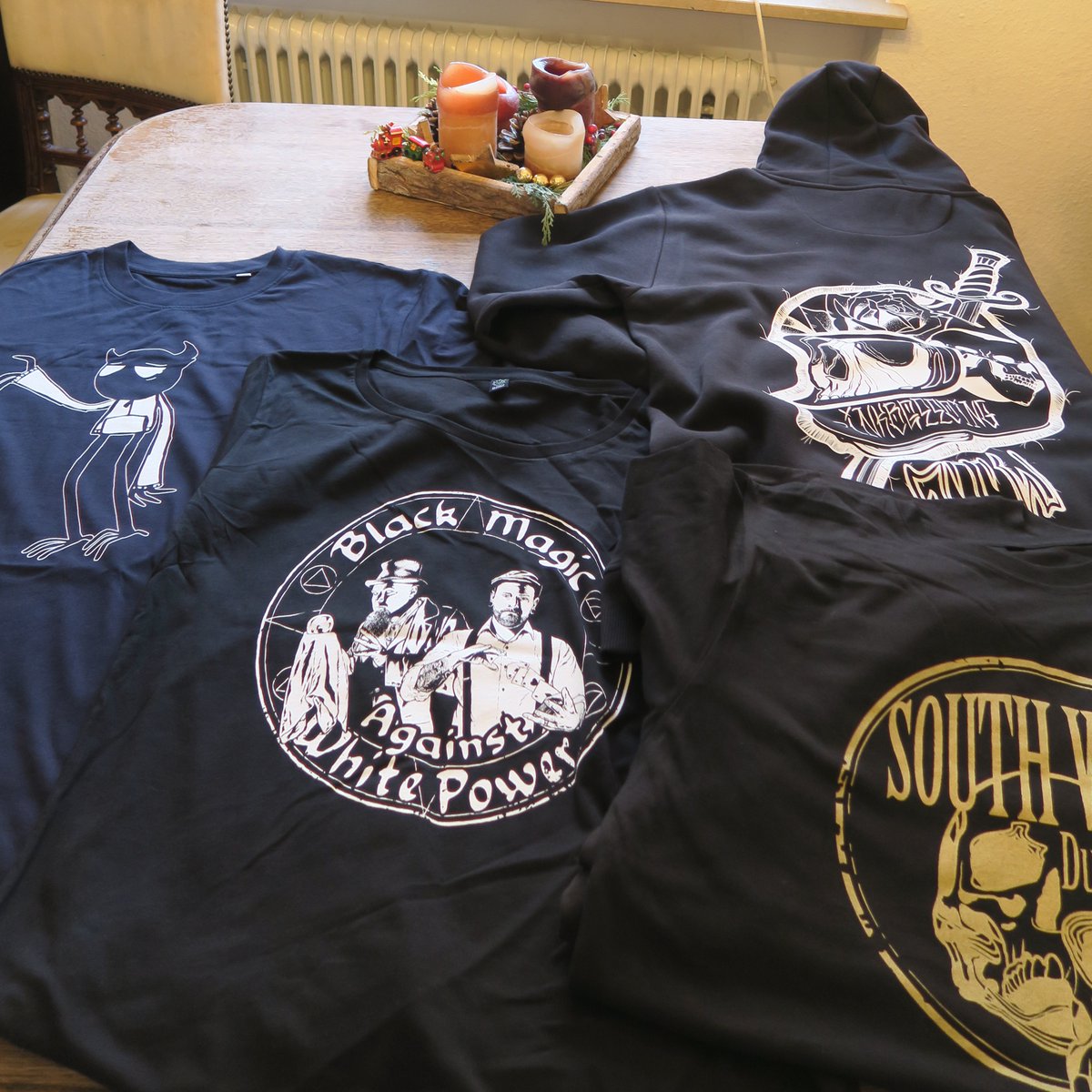 Versandtag! Fans und Unterstützer von Bidoblix, Meister Eckarts Kurtiositätenkabinett, Zauberkunst Berres und der Inkbreeding Tattoo Gallery können sich auf Post freuen.
#merch #bidoblix #meistereckart #zauberkunstberres #Inkbreeding #Tattoo #skulls #comic #graficshirts #fairwear