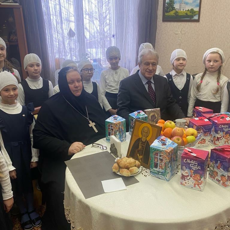 Накануне новогодних праздников и Рождества поздравил воспитанниц православной гимназии для девочек при Никольском женском монастыре в Приволжске с предстоящим Рождеством. Этой традиции уже более 20 лет. Решил не прерывать ее и в этом году.