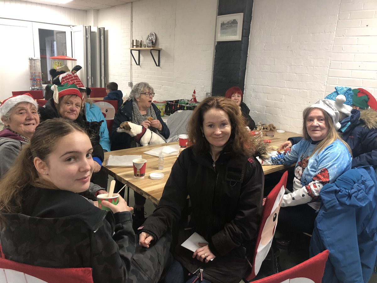 AkanniAlimat's tweet photo. The Collyhurst working group at the #lakesidecafe as it is their last day of work before Christmas were dressed in the Christmas feel as they enjoy and have fun #boggartholeclough https://t.co/FMPgFNntny