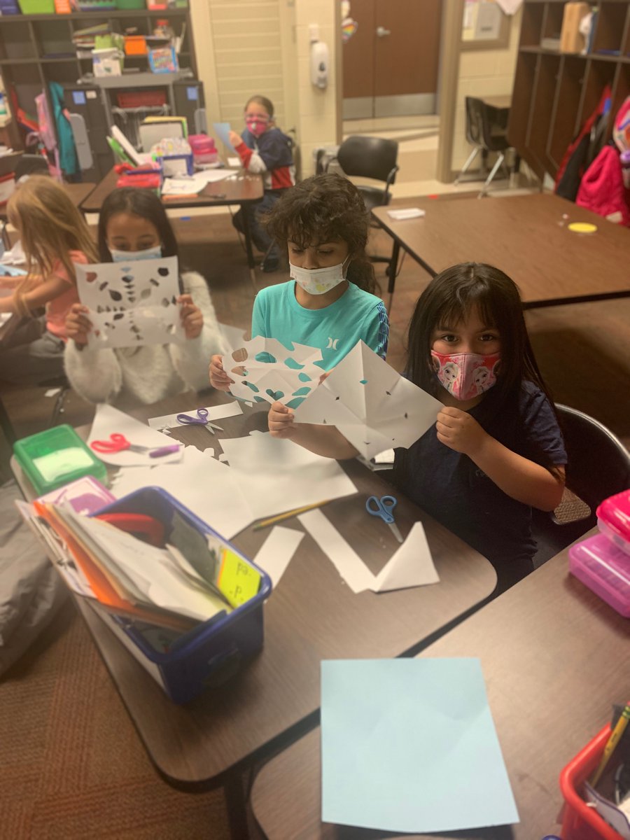 SlaterMonisha's tweet photo. Creating snowflakes with our buddies ❄️ https://t.co/n81y9Ollf8