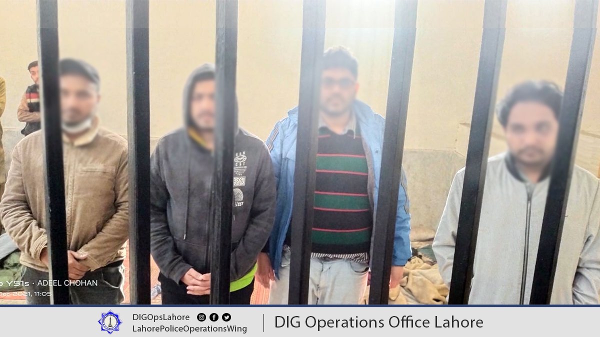 spmodeltown's tweet photo. نصیرآباد پولیس کی ہوائی فائرنگ کی کال پر کاروائی، مکہ کالونی بازار میں ہوائی فائرنگ کرنے والے 7 ملزمان گرفتار، ملزمان کے قبضہ سے 12 بور رائفل، پسٹل اور گولیاں برآمد، مقدمہ درج۔ "لاہور میں غنڈہ عناصر کی کوئی جگہ نہیں، بدامنی پھیلانے والوں کیخلاف زیرو ٹالرنس پالیسی پر عمل پیرا ہیں" https://t.co/Sa1EYCkiDA