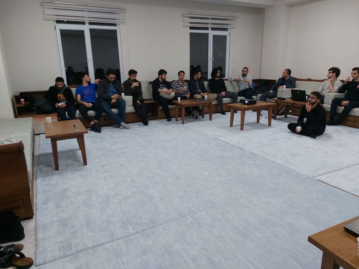 Bağcılar Müftülüğü Gençlik Koordinatörlüğümüz "Gençlik Buluşmaları" kapsamında gençlerle buluşmaya devam ediyor.

Bu kapsamda İlçe Vaizimiz Selim SUNGUR ve Necat ŞİMŞEK Bağcılar'daki İlim Yayma Cemiyeti Abdullah Tivnikli Yükseköğrenim Erkek Öğrenci yurdunda gençlerle buluştu.