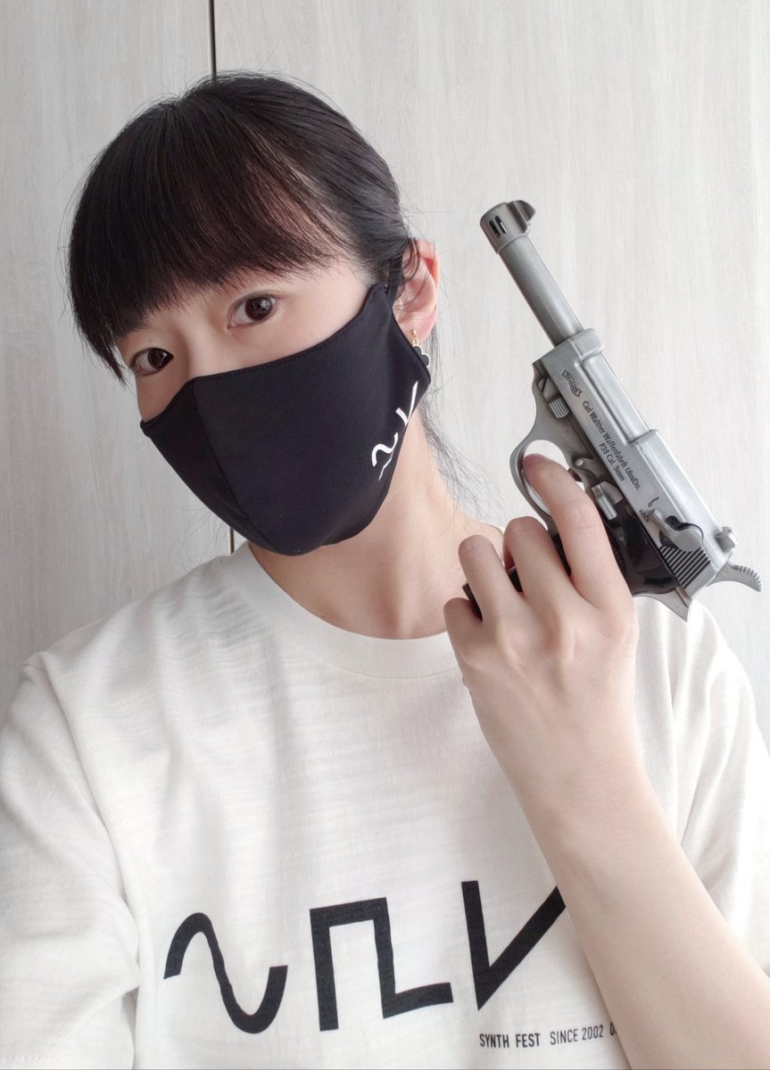 ayanoharaguchi's tweet photo. #synthfest2021
先日の、楽しかった～
私に支給されたグッズのTシャツとマスク、とピストル。笑
シンセ波形のデザインに高級素材で作られた、Tシャツやパーカー、マスク等、可愛いし気持ちい素材で着心地が良い！パァン💥

#シンセフェスタ #Tシャツコーデ #ポニーテール #デザインマスク https://t.co/uA0HOnFMzN