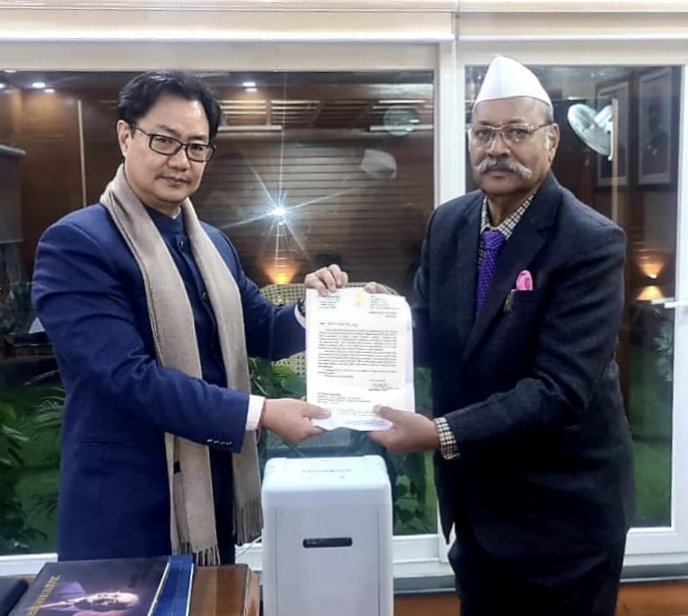 ShriPatilKarad's tweet photo. आज दिल्ली येथे केंद्रीय कायदा व न्याय मंत्री मा.किरण रिजिजू (@KirenRijiju) यांची भेट घेतली. भेटीदरम्यान सातारा, सांगली, कोल्हापूर येथील बार असोसिएशन प्रतिनिधींच्या मागणीनुसार मुंबई उच्च न्यायालयाचे एक खंडपीठ कोल्हापूर येथे व्हावे याबद्दल सविस्तर चर्चा केली. https://t.co/3HBSvUPUhM