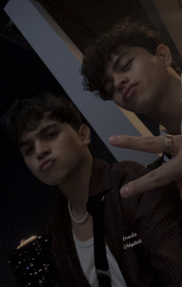 same pose 🥺✨