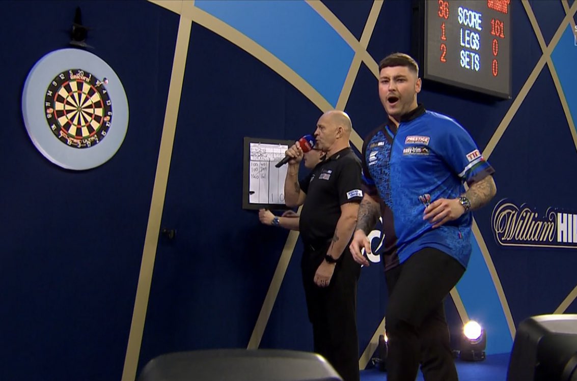 𝗪𝗜𝗟𝗟𝗜𝗔𝗠𝗦 𝗪𝗜𝗡𝗦 𝗢𝗡 𝗗𝗘𝗕𝗨𝗧 🏴󠁧󠁢󠁷󠁬󠁳󠁿

Lewy Williams enjoys a fine start on the Ally Pally stages as he sees off Japan’s Toyokazu Shibata in straight sets with three 180s and a 93 average! 

#WHDarts