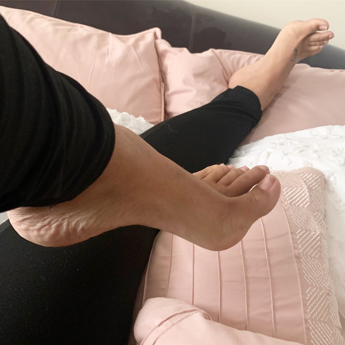 Karamel_Feet's tweet photo. RT if you love arches and long toes 🍫✨🤤 #KARAMEL #feetworshi̇p #archedfeet #footslavery #footworshiping #longtoes https://t.co/X7miRQaUST