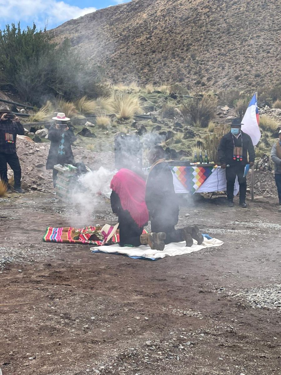 Comunidad indígena aymara de Chijo en #Colchane beneficiada con fondo de Protección Ambiental 2021 con el proyecto “Chijo Solar”. Más de 50 personas tendrán alumbrado solar para calles y Plaza del pueblo. Con ceremonia de pawa se da inicio al proyecto por la comunidad.