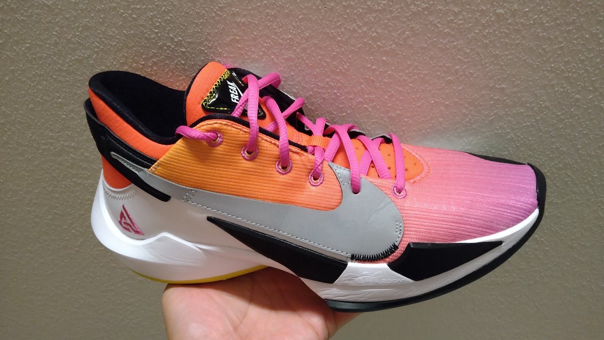 basketshoeturbo's tweet photo. 振り返り
5月に購入
NIKE ZOOM FREAK2
緊急事態宣言の中、地元はどこも休業。
仕事で行った地方のアウトレットでバースデークーポン使って4800円ぐらいで購入。
安っ!ってなるといっちゃうよね!
#NIKE
#FREAK2
#バスケ
#バッシュ https://t.co/QxpPsj6FA1