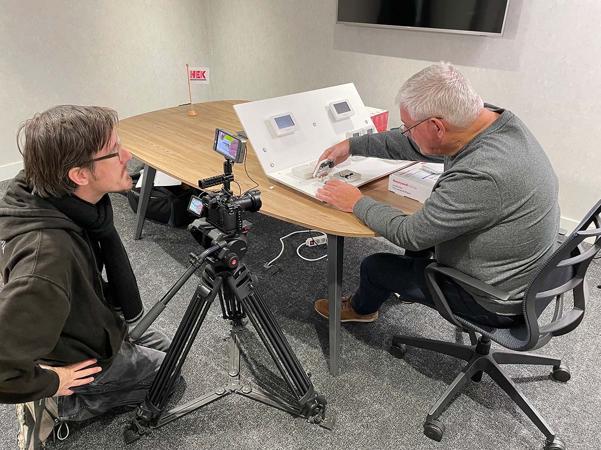 stijlmeesters's tweet photo. We kennen Rob allemaal als een fervent tekstschrijver en journalist, maar wat hij ook goed kan is regisseren en produceren. Want juist de combinatie van tekst en beeld zorgt voor een beter en groter bereik bij de doelgroep.

➡️https://t.co/Cq7ed22z96 

#video #content @robvanmil https://t.co/VoUECPuRuQ