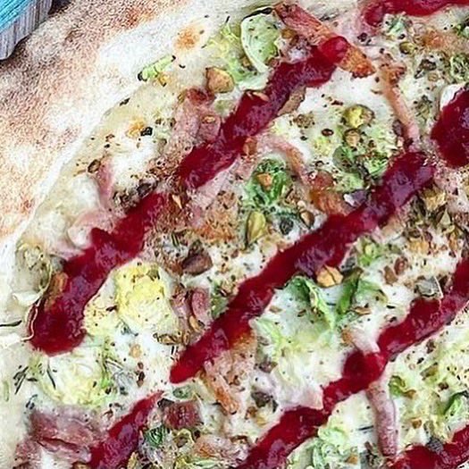 Sure. We could have just used any old bacon for our Xmas pizza. But why would we when bacon like THIS exists???🐷❤️

3 days left to get this on our 72hour proved sourdough, with sage and rosemary roasted pistachios and cranberry sauce (💁🏻) before we shut our oven for Christmas 🐰