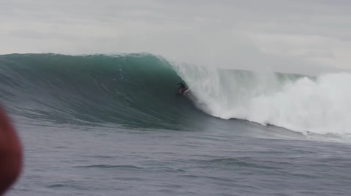 SurfSessionMag's tweet photo. Kai Lenny fait face à un rare outer reef à Hawaii
"Dans les beaux jours et seulement tous les 5 à 10 ans, cette grosse vague est ramenée à la vie." https://t.co/HoiVmdMDCb
#Outerreef | #Hawaii | #Surf https://t.co/jybadnxTpV