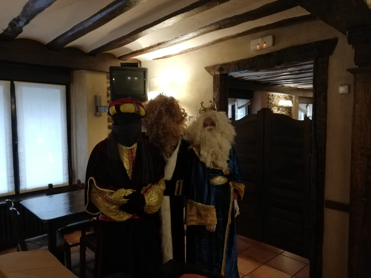 craentrevalles's tweet photo. Hemos tenido el orgullo de recibir la visita de los pajes reales. Dando lugar a momentos de magia y alegría en todos nosotros. https://t.co/NeF7z8E4ET