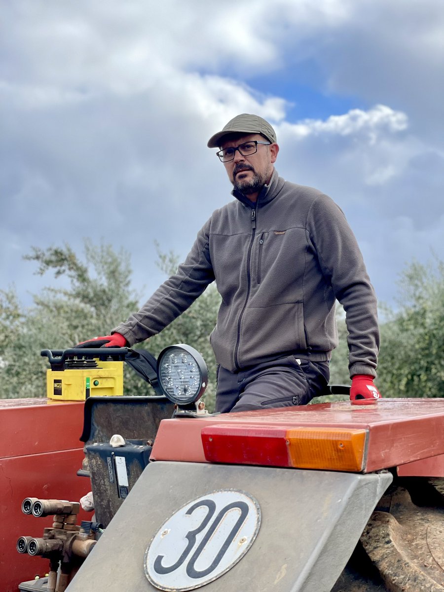 esgarroverdeMca's tweet photo. Tradiciones, la recogida de la aceituna es todo un arte.
Estamos con #miquelcoll, amigo, colaborador, propietario de la marca #oliric, presidente de #apaema En su terreno🌱
Este aceite tan delicioso, hace fusión con la algarroba y aparecen las cremas untables🤎 #algarroba https://t.co/7UDi976kiY