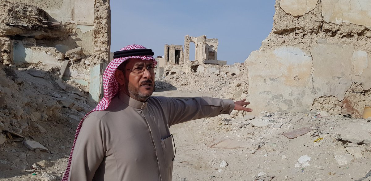 saeed_alwayel's tweet photo. #بيت_الحسين في حي الكوت شاهد على روعة المباني التراثية الأحسائية

عندما يكون المرشد لعمارة المبنى أحد سكانه فهو شاهد يستند عليه الباحث فكيف إذا كان المرشد باحث آثار في مكانة الباحث الآثاري وليد الحسين حيث أطلعنا على البيت ومايتعلق بتخطيطه ومجمل العناصر الإنشائية والزخرفية للمبنى https://t.co/qyAvtc9jwM