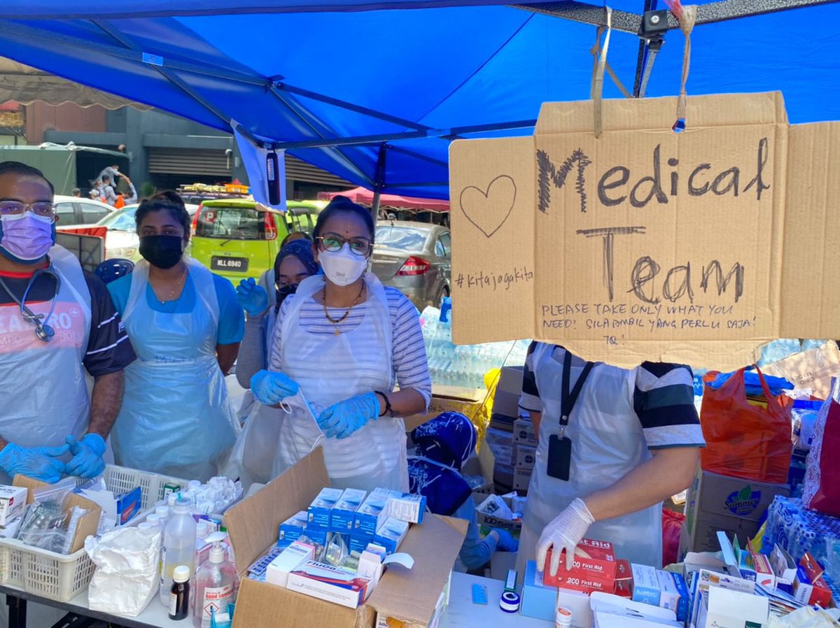 hamsathchand's tweet photo. Medical volunteers, in between hospital duties, moving mountains.l at Sri Muda ground zero. Commendable effort ! 

We are trying all we can, as much as we can #KitaJagaKita #Banjir #volunteers #SriMuda @KKMPutrajaya @DGHisham @Khairykj https://t.co/1zQDkdiNgC