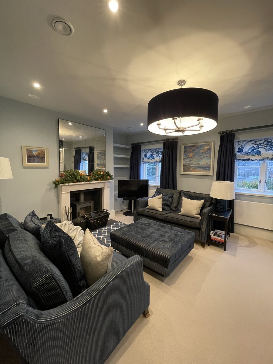 colourcraftsw's tweet image. Recently completed lounge,study,w.c decorations!! Very happy customer who can now put their🎄up!! We think the @paint_library paint and wallpaper looks great! 👌🏼 #colourcraftdecorators #decorating #wallpapering #bristol #bath