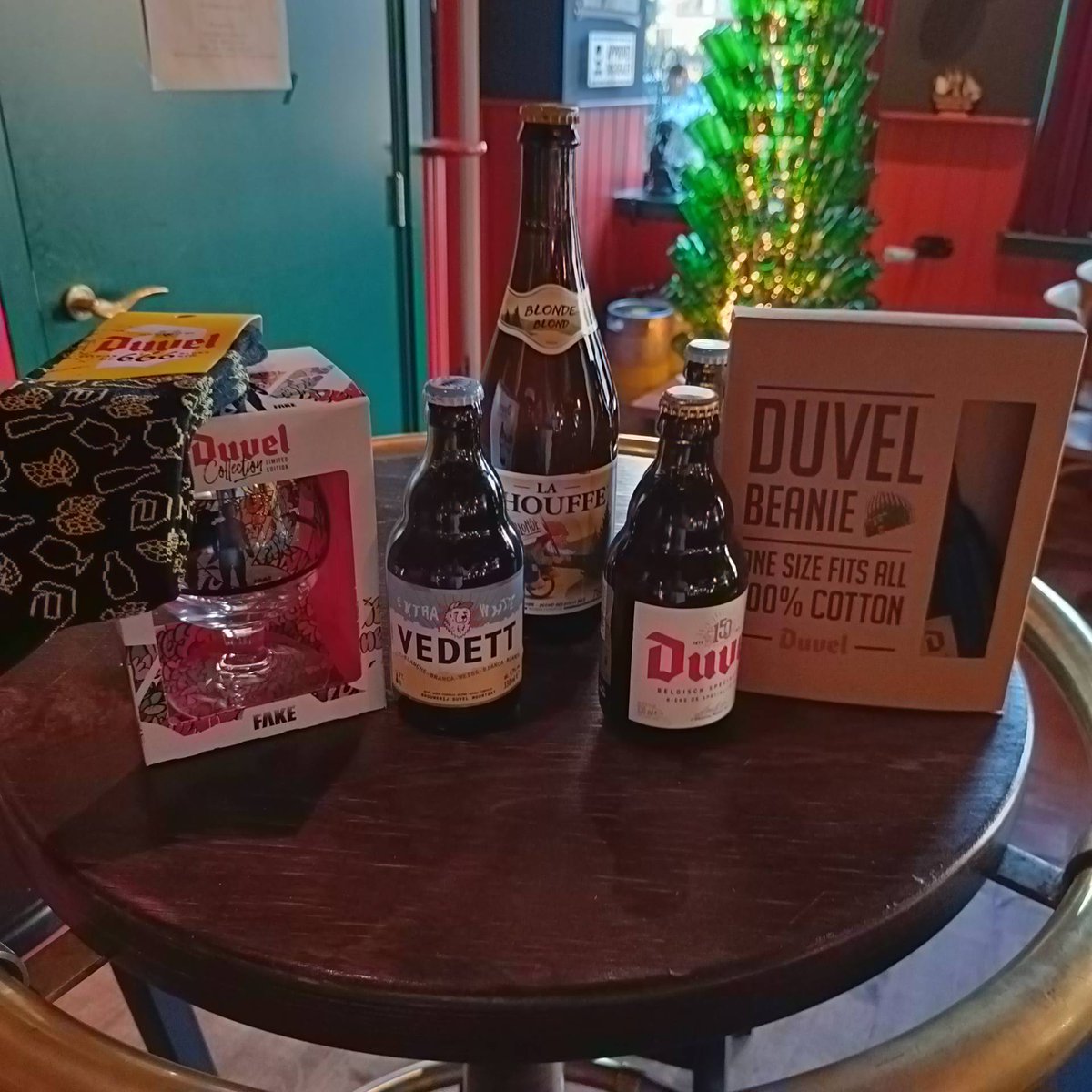 Nog een origineel cadeau nodig voor de kerst? Onze bekroonde rode huiswijn is nu te krijgen met uniek Tagrijn etiket! Ook leuke bierpaketten en natuurlijk cadeau bonnen! 
Bestellen kan via Whatsapp
0657731831
#supportyourlocal