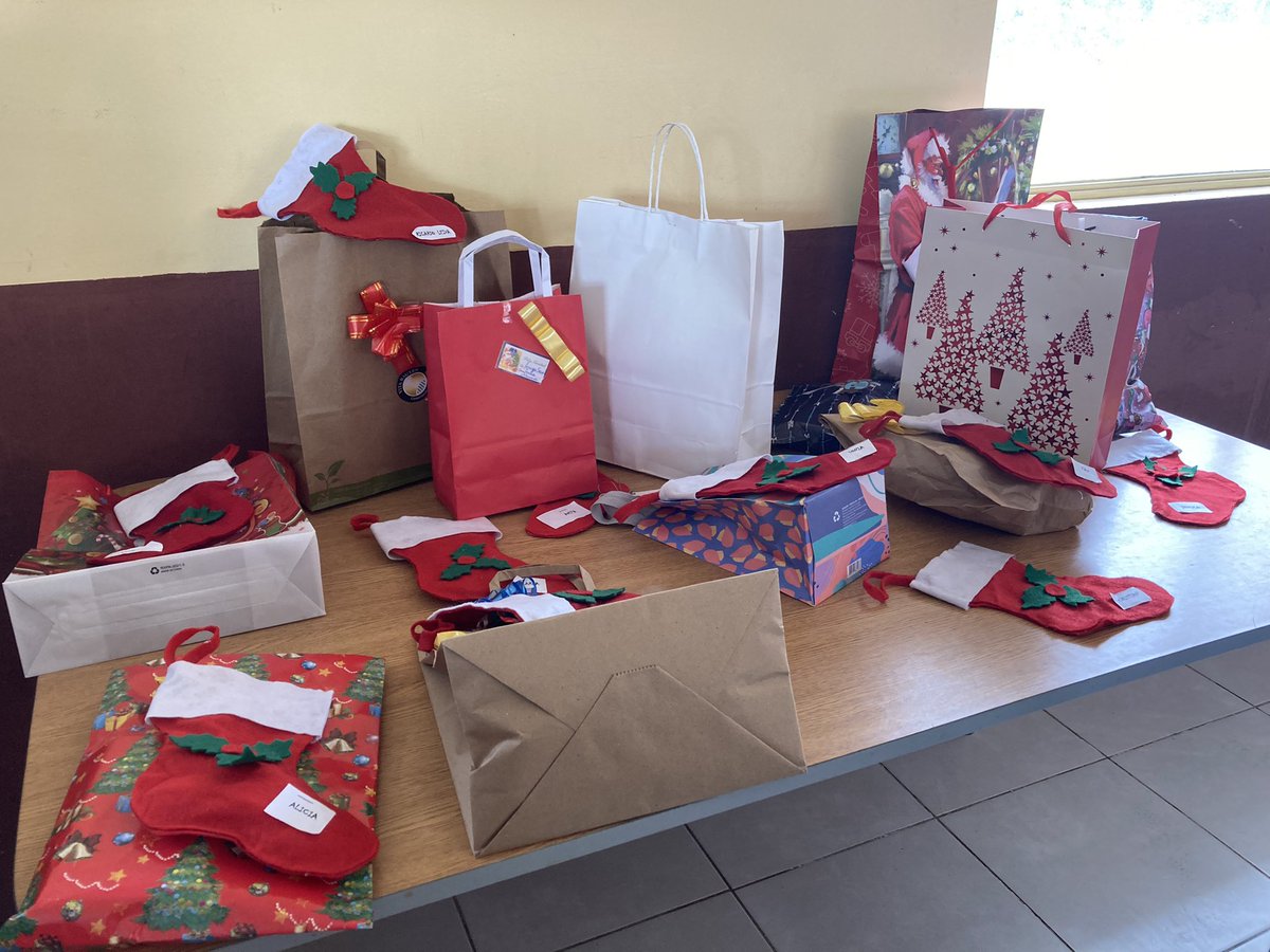 AjiEscuela's tweet photo. #Noticia @AjiEscuela de Muni Hijuelas #feliznavidad2021 #jugandoyaprendiendo #amigosecreto2021 #NosConocemos #noscuidamos #somosequipo #SomosFamilia #ajiavanza #hijuelasavanza https://t.co/p9OynMwA7C