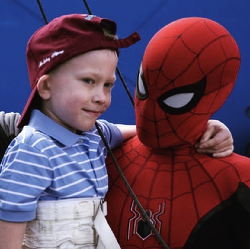 Tom Holland, kız kardeşini köpek saldırısından kurtaran küçük çocukla sette bir gün geçirdi!