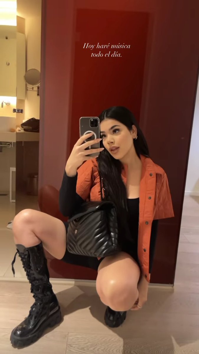 Daily_Celebz's tweet photo. ✨ Kenia Os Mirror Selfie  ✨ https://t.co/EOLkMzC8BE