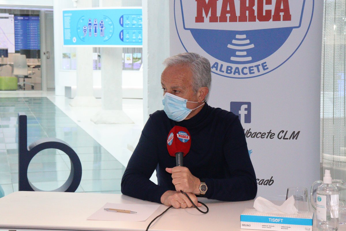 AguasdeAlbacete's tweet photo. #MarcaCastelo nos traía ni más ni menos que a @ppcarcelen, ex portero y ex entrenador del @AlbaceteBPSAD, además de ex seleccionador de #España junto a #Camacho, quien narraba su visita al #CIAb al que calificaba como un lugar #impresionante, #emblemático y #único. https://t.co/bYfCBpeDGA