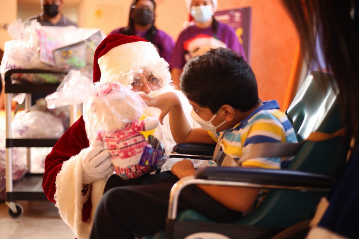CRITYucatan's tweet photo. El día de ayer recibimos la visita de Santa Claus en el CRIT Yucatán, durante su recorrido dio regalos a los niños y niñas que se atienden en nuestro centro 💛☃
¡Gracias por ser #OrgullosamenteTercos!
#CoriMatius #EquipoNavidad
.
.
#CapacidadSinLímites #FundaciónTeletón https://t.co/kHNXTtpyRZ