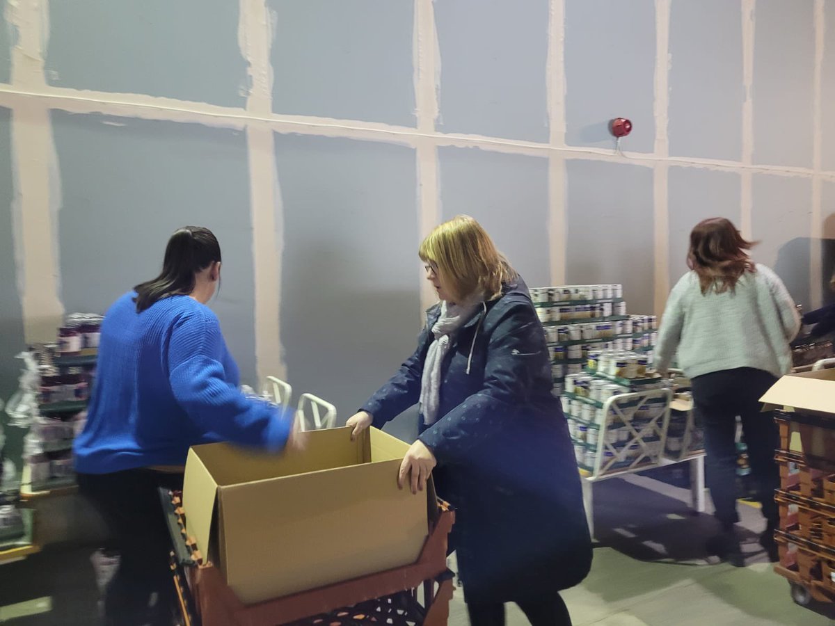 Some action shots of our Christmas hampers being collected and packed for residents in our community. 📦 🎅🏼 

A massive thank you to <a href="/UWTSD/">University of Wales Trinity Saint David</a>, <a href="/JulieJamesMS/">Julie James MS</a> &amp; <a href="/carolynharris24/">Carolyn Harris</a>  for making this possible and supporting our community this year  ❤️ 🎄
#townhill #mayhill #gors