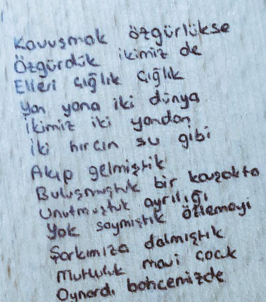 Kavuşmak özgürlükse özgürdük ikimiz de..
Okul sırasında kızımın el yazısı
#şiirokulda
#geceyesiir
#enuzungece