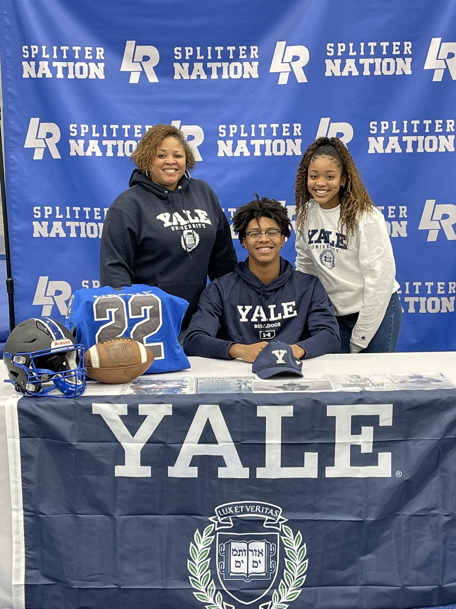 kate_moff's tweet photo. Congratulations to senior football player,@WilliamsMelik22 , who has signed his National Letter of Intent to play football at Yale University next year #SplitterStrong #WhyNotUs https://t.co/kPd993WyDj
