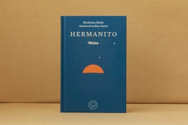 Este es un libro muy especial; Hermanito (<a href="/BlackieBooks/">Blackie Books</a>) habla de la historia de Ibrahima Balde, que vino a España en busca de su hermano pequeño.
La recoge Amets Arzallus Antia, bertsolari, y protege las frases de cualquier adorno innecesario. La historia de una amistad pura.