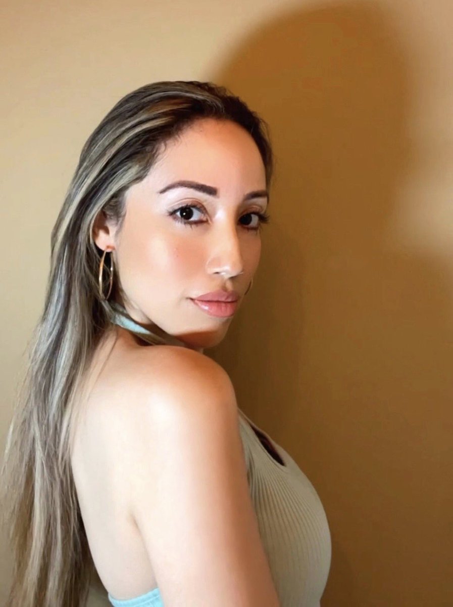 Changed up my hair color so they made me do a mini photoshoot before the actual photoshoot ✨ #priorities ⁣