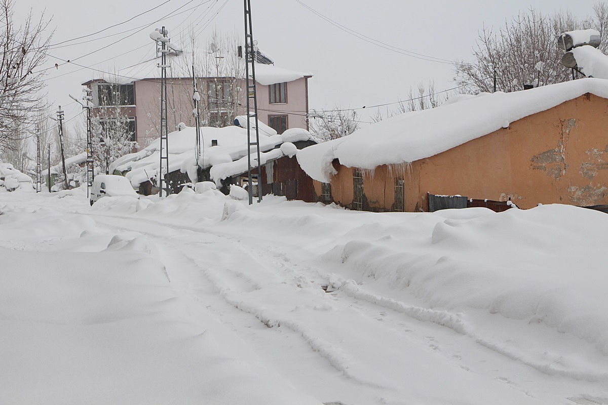 #Bingöl'ün #Karlıova ilçesinde, aralıksız yağan kar yağışı yolların kapanmasına sebep oldu