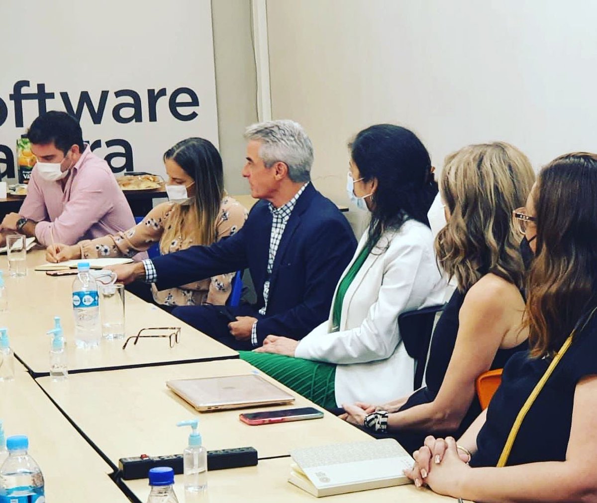 fic_py's tweet image. Nos reunimos con la Representante de @el_BID Sra. Edna Armendáriz, el equipo BID y @IDB_Lab además con la Emb. Estefanía Laterza, especialistas de @REDIEXParaguay y los sectores creativos.

Recibimos el respaldo del BID para seguir trabajando por las industrias creativas en 🇵🇾